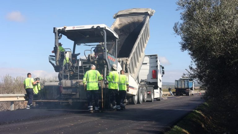 20251120 Trabajos de renovación del firme en la carretera MA-6414 en Villanueva de Algaida