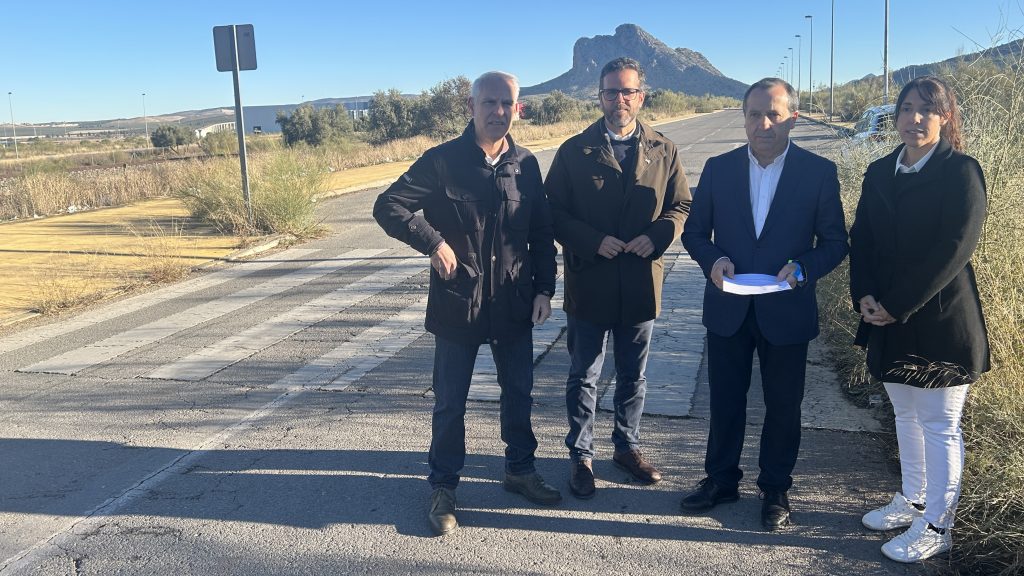 20251127 José Luis Ruiz Espejo (dcha), secretario generla del PSOE de Antequera, junto a otros miembros del partido en el PEAN