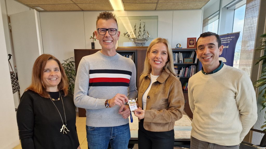 20251127 La diputada provincial Nieves Atencia (centro) entrega al alcalde José María Molina el Plan de Vivienda y Suelo de Cuevas de San Marcos