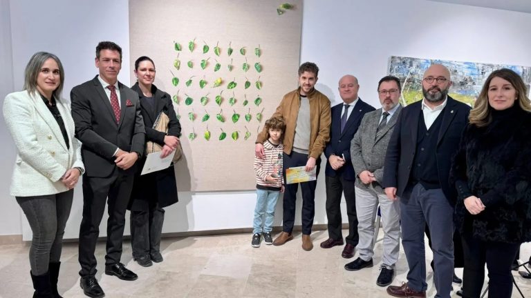 20251128 David Martínez (centro), junto a su obra y a reponsables 20251128 David Martínez (centro), junto a su obra y a responsables municipales y promotores del Certamen Nacional de Pintura 'Ciudad de Antequera'