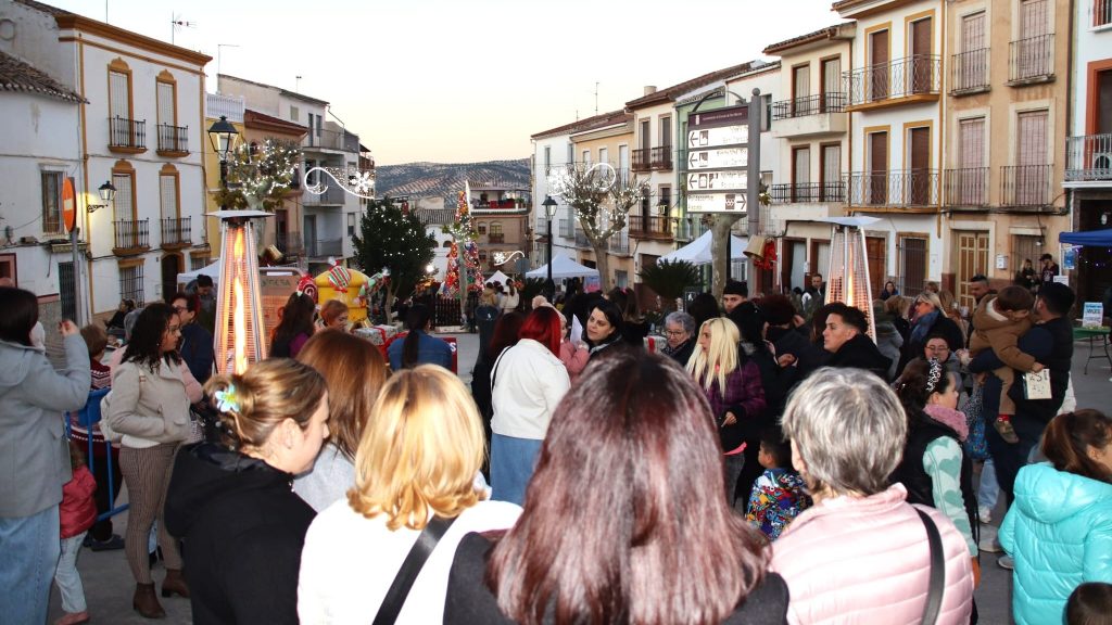 Ambiente festivo en las calles de Cuevas de San Marcos en las fiestas navideñas de 2024