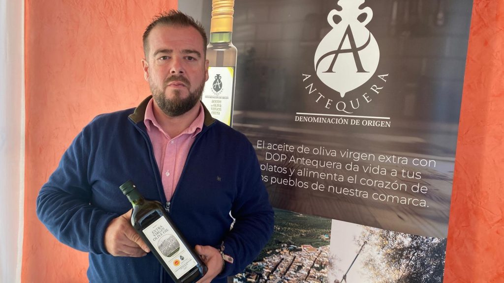 20251126 Benito Avilés, presidente del Consejo Regulador de la DOP Antequera, con una de las botellas con las que el aceite de oliva de este sello se comercializa en Corea del Sur