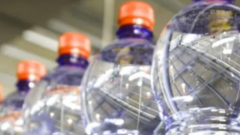 Botellas de agua distribuidas por Agua Mineral San Benedetto