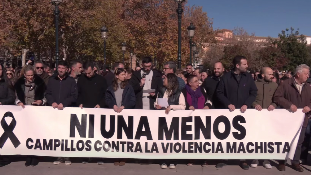 Concentración junto al Ayuntamiento de Campillos para condenar el asesinato de Concha, vecina del municipio
