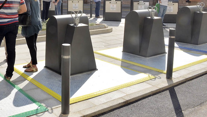 Contenedores para la recogida selectiva de la plaza San Francisco de Antequera