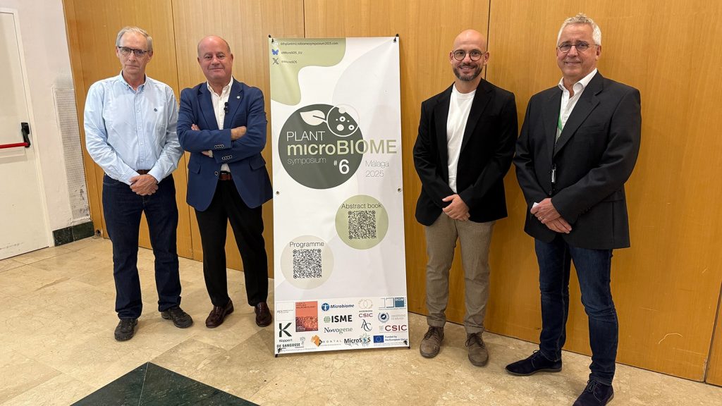 20251105 El alcalde Manolo Barón (2º, i) junto a organizadores Celebración del 6º Plant Microbiome Symposium en el Hotel Antequera Hills