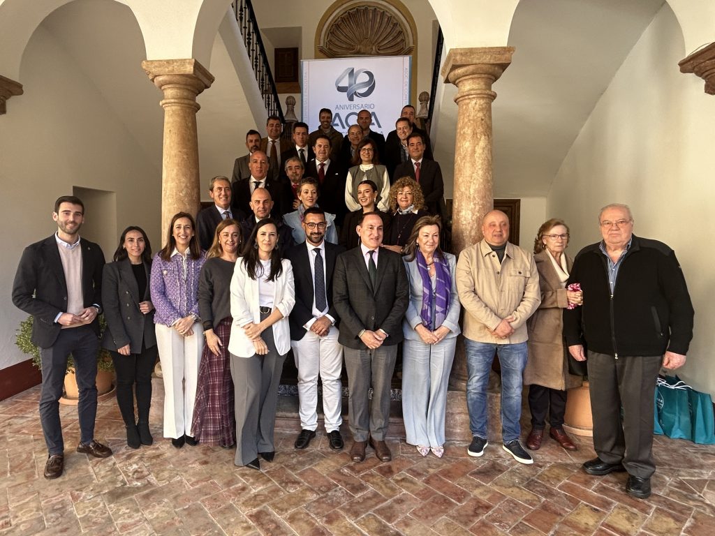 Foto de familia tras la reunión de la CEM y la ACIA con empresarios locales y miembros del Gobierno municipal