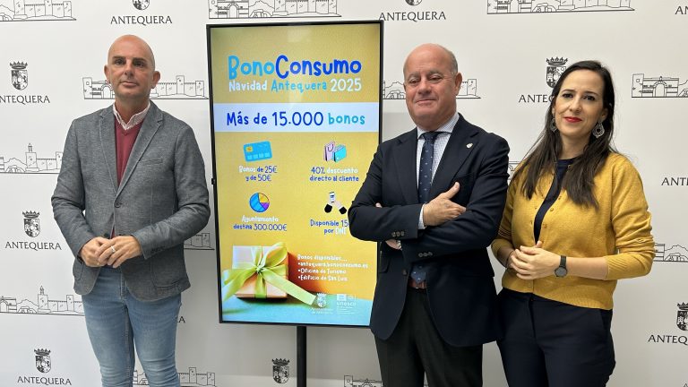 20251110 Jaime Barranco, gerente de la ACIA, junto al alcalde Manolo Barón y la edil Ana Cebrián, tras la presentación del Bono Consumo de Antequera 2025