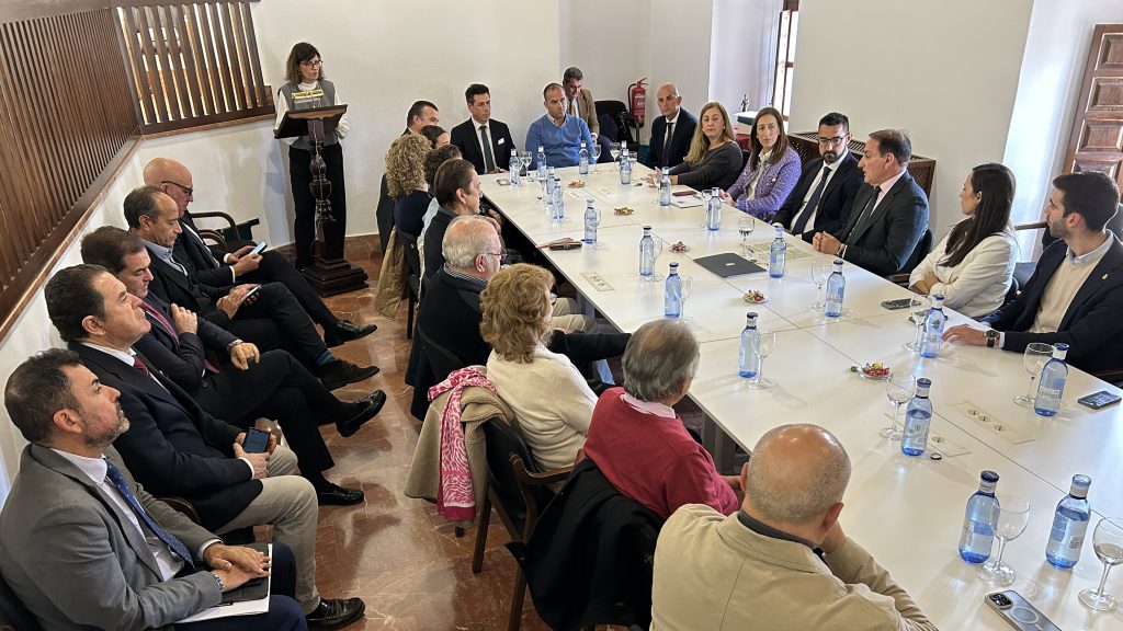 Reunión de la CEM y la ACIA con empresarios locales y miembros del Gobierno municipal (3)