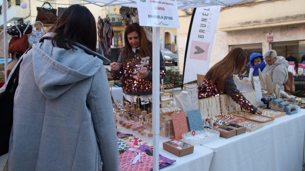 20241221 Expositor del Mercadillo Navideño instalado en 2024