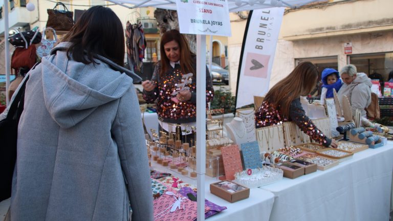 20241221 Expositor del Mercadillo Navideño instalado en 2024