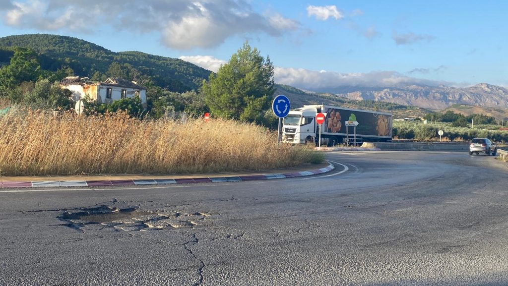 20250709 Bache en la rotondas de la A-7282 de acceso al Parque Empresarial de Antequera