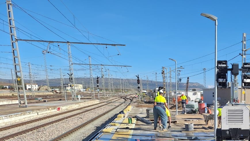 20251119 Operarios en las obras de mejora de la Estación de Bobadilla