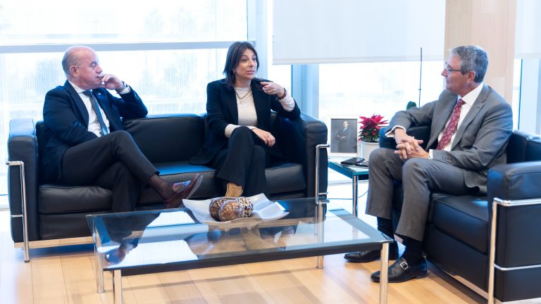 20251126 Francisco Salado (dcha), presidente de la Diputación, junto a los alcalde de Antequera, Manolo Barón, y Ronda, Mari Paz Fernández