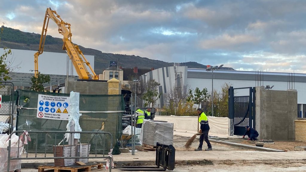 Operarios en las obras para el nuevo acceso al Complejo Deportivo El Maulí de Antequera
