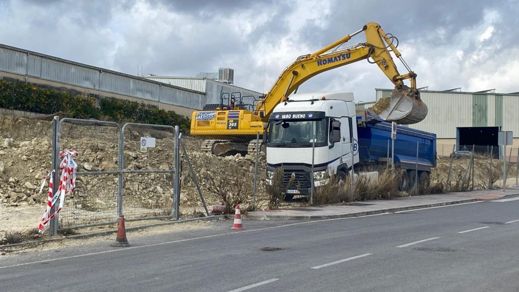 20251202 Maquinaria trabajando en una parcela del Polígono Industrial de Antequera