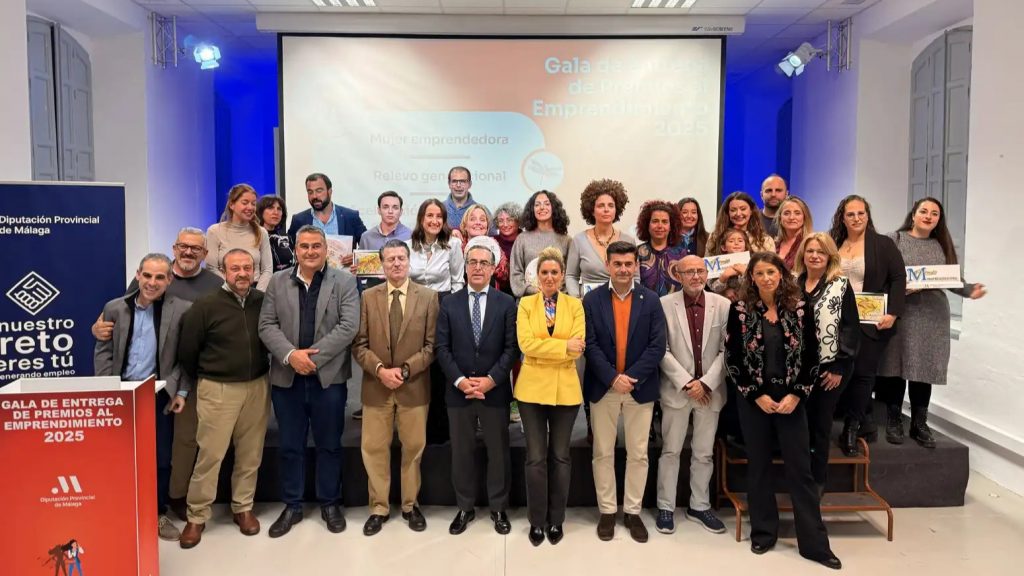 20251204 Foto de familia de galardonados y autoridades asistentes a la gala de entrega de los Premios al Emprendimiento 2025 de la Diputación de Málaga