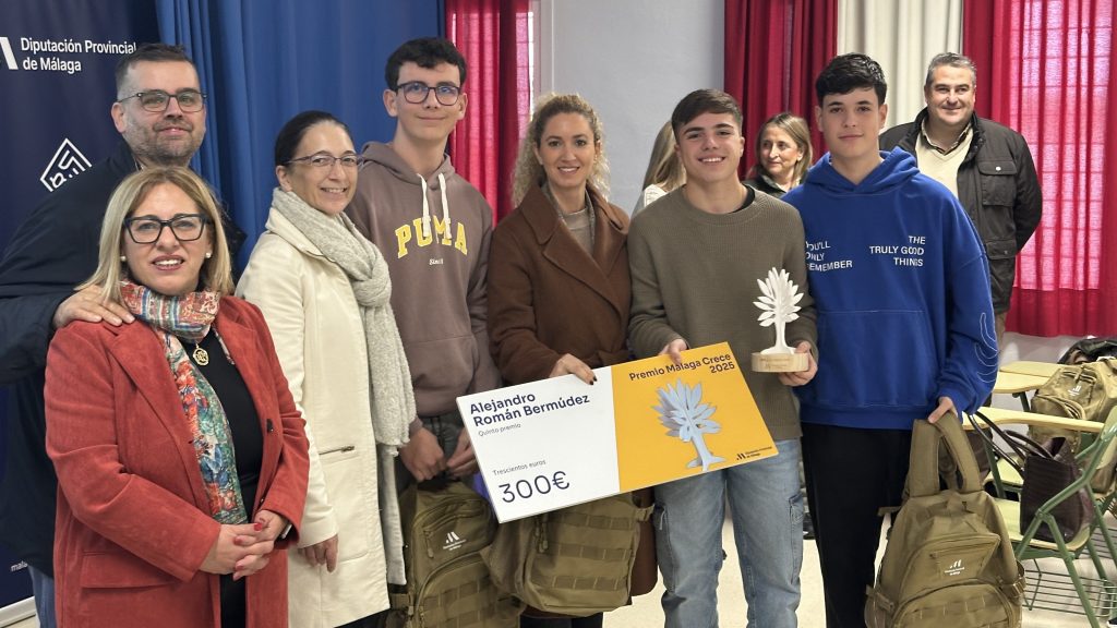 20251211 Alejandro Román, junto con la diputada provincial Mª Carmen Martínez, compañeros, docentes y Alejandro Pascual (izda), primer teniente de alcalde de Villanueva del Trabuco