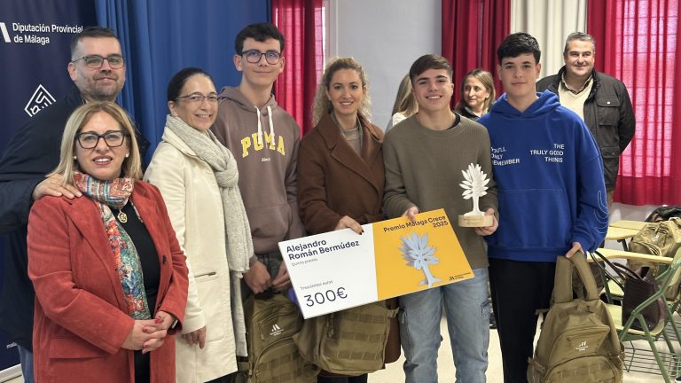 20251211 Alejandro Román, junto con la diputada provincial Mª Carmen Martínez, compañeros, docentes y Alejandro Pascual (izda), primer teniente de alcalde de Villanueva del Trabuco