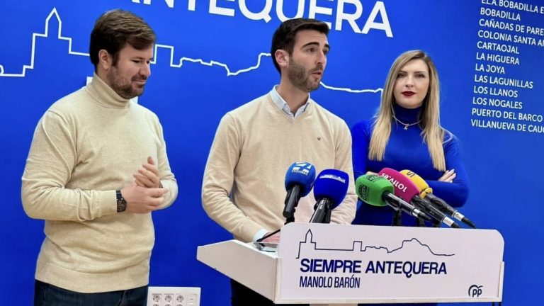 20251211 Antonio García, José Manuel Fernández y Marta González en la sede del PP de Antequera