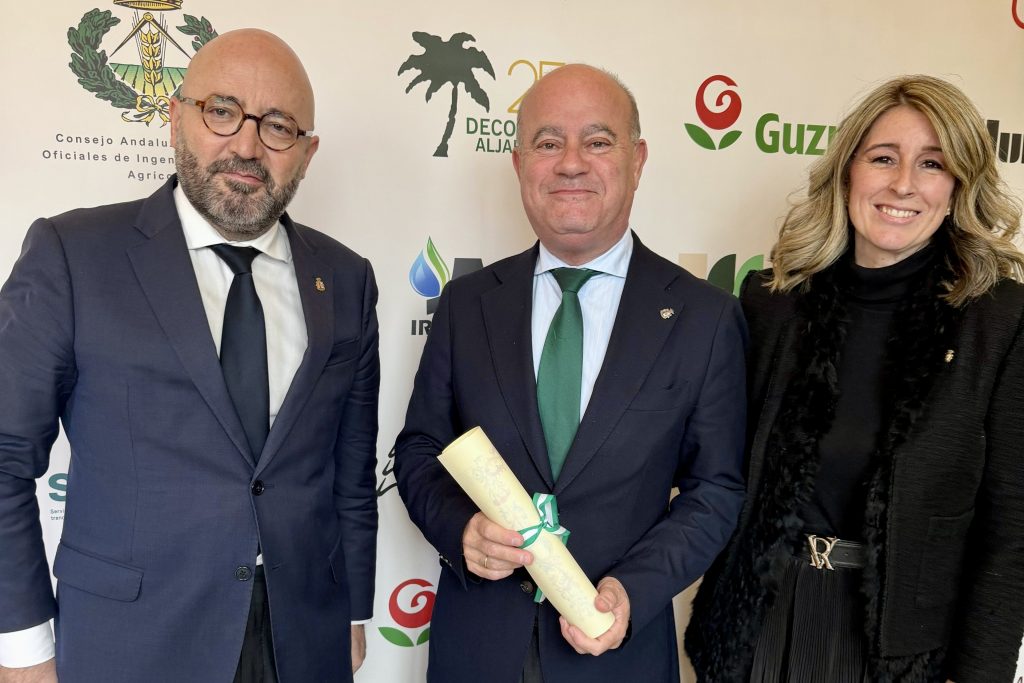 20251211 José Medina Galeote, Manolo Barón y Teresa Molina en la entrega de los VI galardones Andalucía en Flor