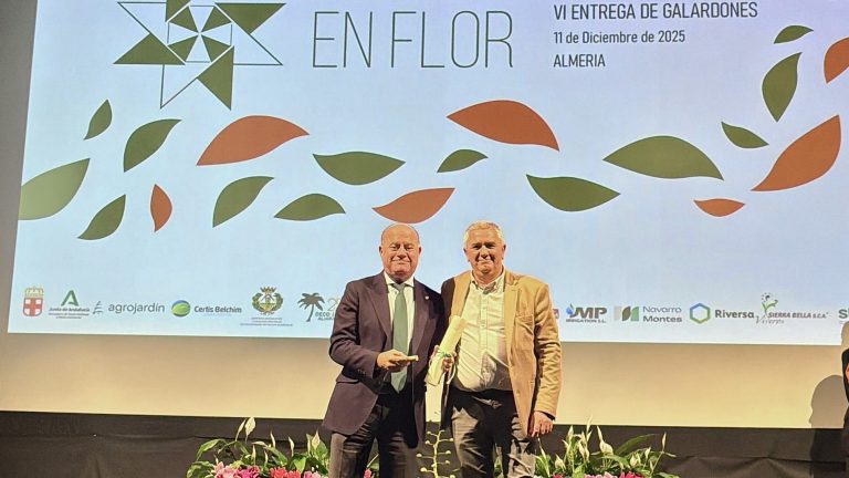 20251211 Manolo Barón (izda), alcalde de Antequera, recibiendo los reconocimientos concedidos a la ciudad y a la Villa Romana de la Estación