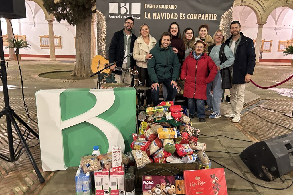 20251213 Equipo de la Clínica Dental Bucoral con el dúo Son del Puerto junto a los alimentos recaudados para Aventura Solidaria Antequera