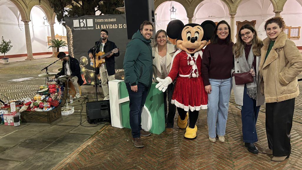 Equipo de la Clínica Dental Bucoral durante la actuación de Son del Puerto en el patio del Ayuntamiento de Antequera
