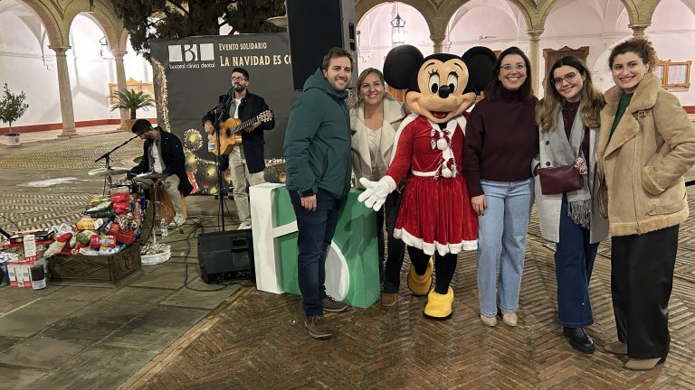 Equipo de la Clínica Dental Bucoral durante la actuación de Son del Puerto en el patio del Ayuntamiento de Antequera