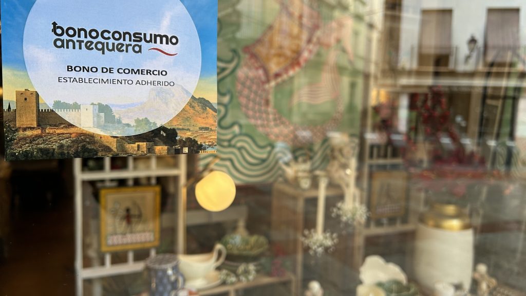 20251217 Indicativo del Bono Consumo en el escaparate de un comercio de Antequera