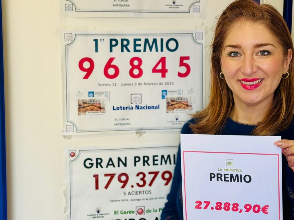 20251226 Cristina Linares, gerente de Lotería El Torcal con el último gran premio repartido