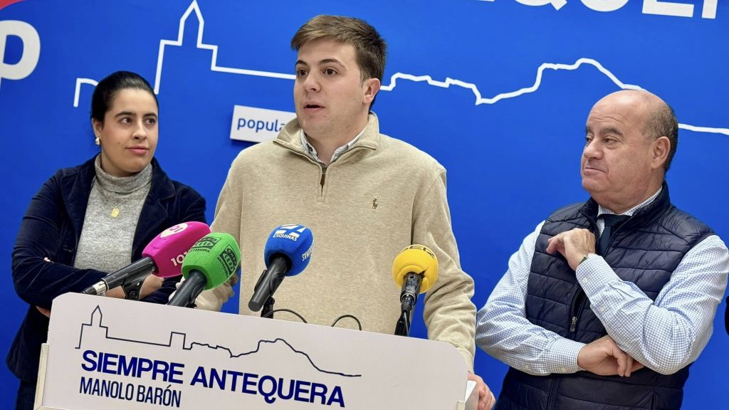 20251226 Javier Herrero, candidato a liderar NN. GG. en Antequera, junto a Rocío Pérez, y el alcalde Manolo Barón