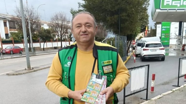 20251228 Juan Andrés González, vendedor de la ONCE en Archidona