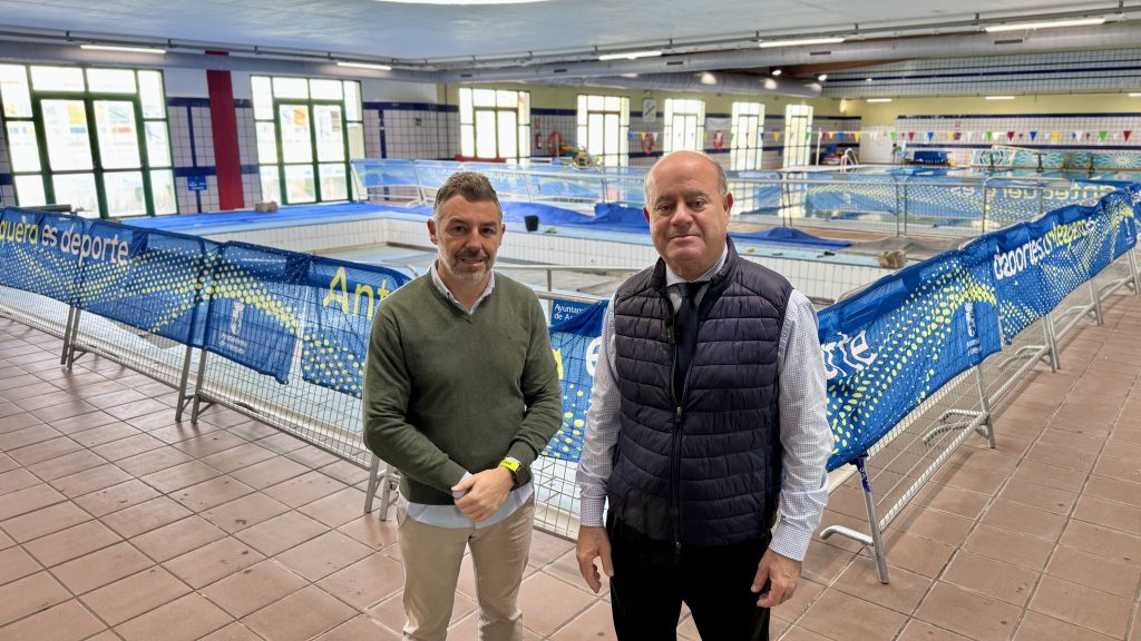 20251229 Juan Rosas, edil de Deportes, y el alcalde Manolo Barón en la Piscina Municipal Cubierta de Antequera