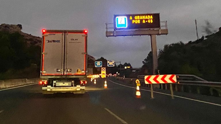 Acceso cortado a la A-92M desde la A-45 en Las Pedrizas, en el término municipal de Antequera