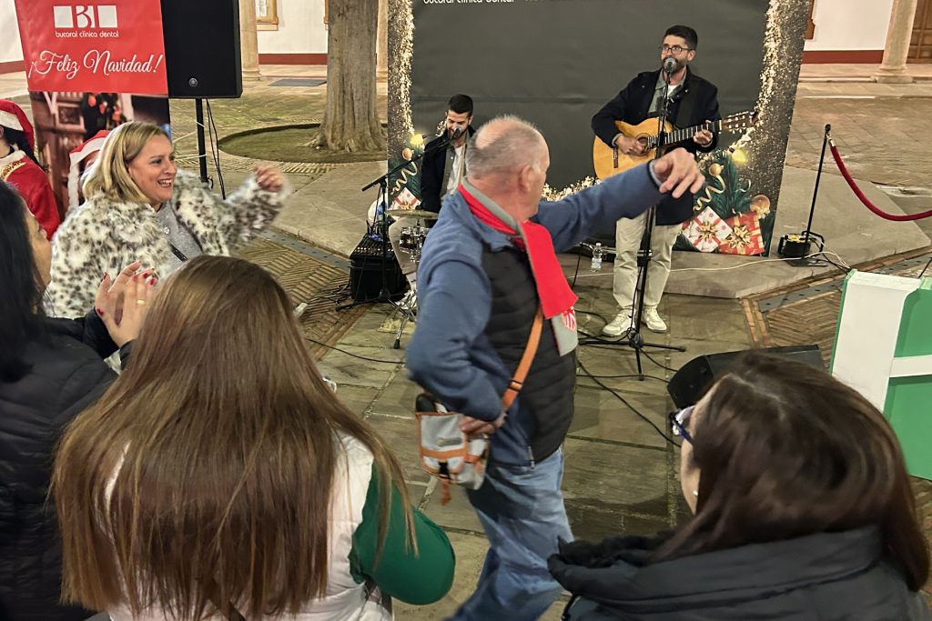 20251213 Ambiente vivido en el patio del Ayuntamiento de Antequera durante el evento solidario La Navidad es compartir