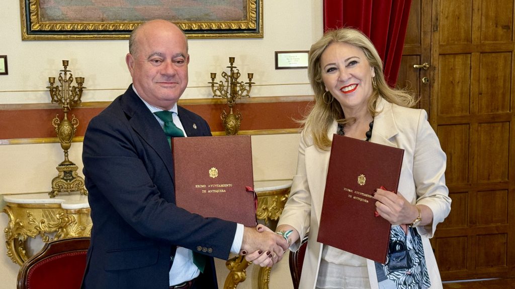 El alcalde Manolo Barón, junto a Carolina España, consejera de Economía de la Junta de Andalucía, tras el acuerdo entre el Ayuntamiento y Málaga TechPark
