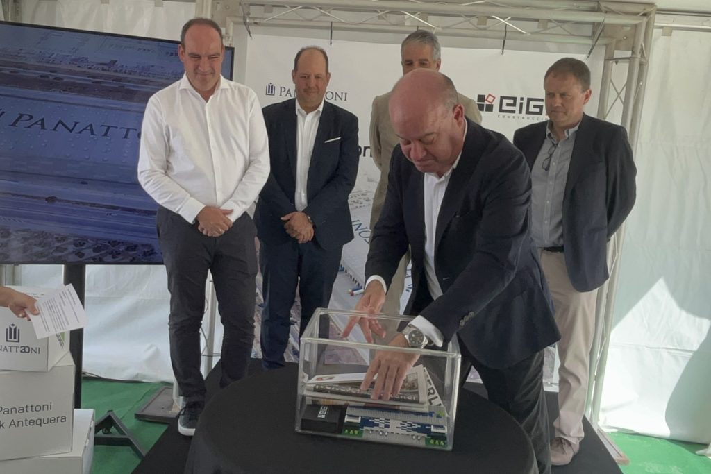 El alcalde de Antequera, en el acto de la primera piedra de la plataforma de Leroy Merlin en el PEAN