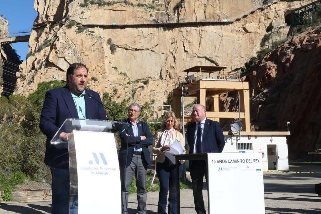 El alcalde de Ardales, interviniendo en la primera piedra del nuevo punto, acompañado entre otros por el presidente de la Diputación (centro) y su homólogo en Antequera (dcha)