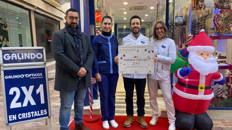 Jorge del Pino, presidente de la ACIA, con el equipo de Galindo Ópticos