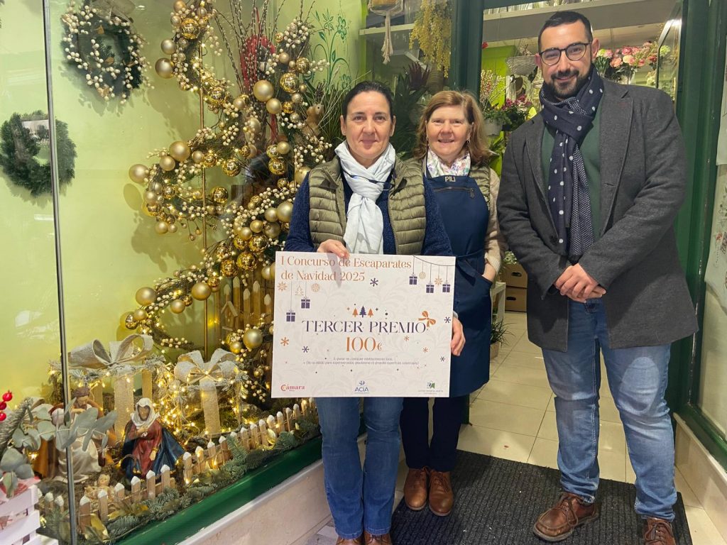 Jorge del Pino, presidente de la ACIA, con personal de la Floristería La Gardenia