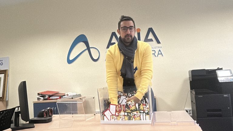 Jorge del Pino, presidente de la ACIA, durante el sorteo de la promoción 'Comprar en Navidad en Antequera tiene premio' 2025