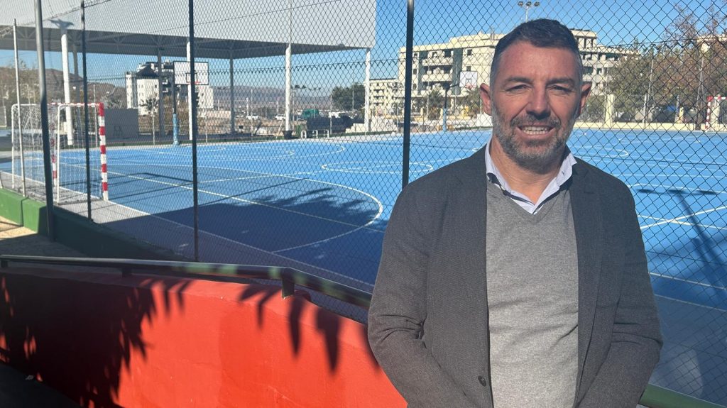 Juan Rosas, edil y diputado provincial de Deportes, en la entrada del Complejo Deportivo El Maulí de Antequera