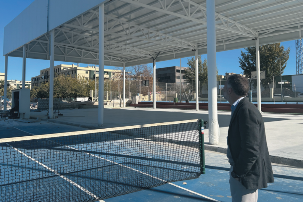 Juan Rosas, visitando las obras de la cubierta de una pista de tenis del Complejo Deportivo de El Maulí