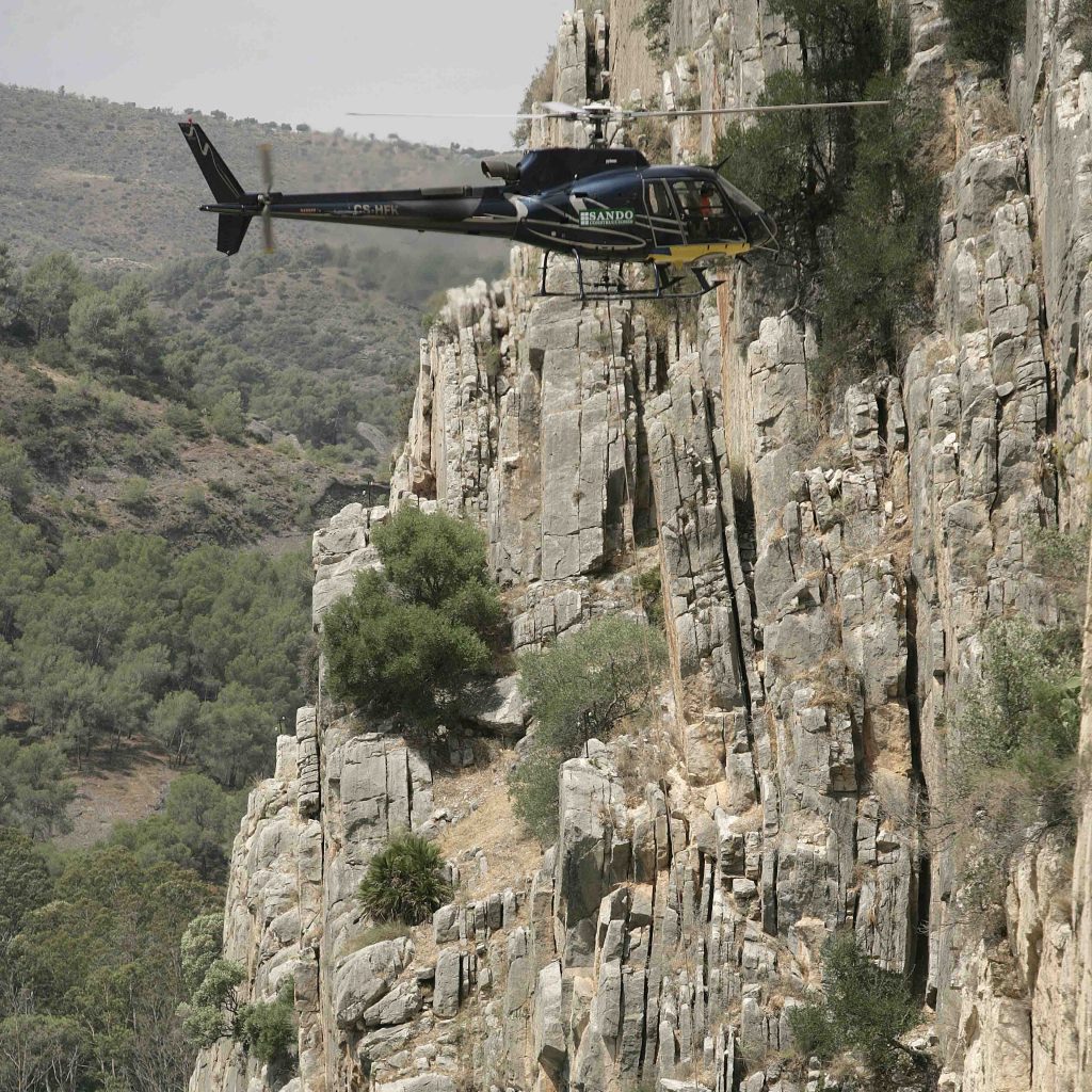 Para las obras de restauración del Caminito del Rey se emplearon helicópteros