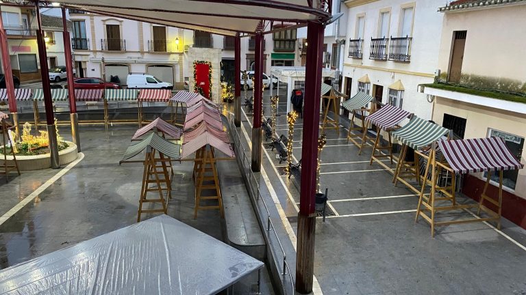 Puestos preparados en la plaza de la Constitución para acoger el X Mercado Navideño de Teba