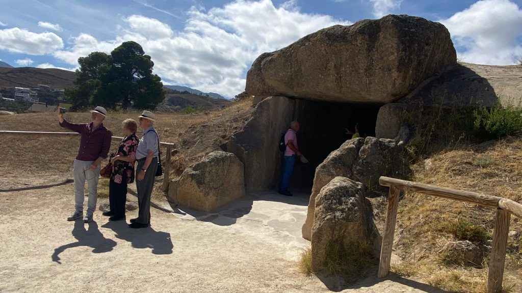 20240925 Turistas en la entrada del Dolmen de Menga