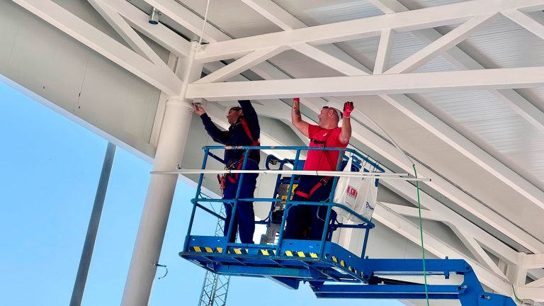 20251114 Operarios en la instalación de la cubierta para una pista de tenis del Complejo Deportivo El Maulí de Antequera
