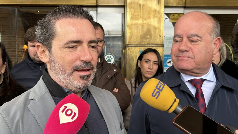 20260102 José Ramón Carmona, presidente del PP de Antequera, junto al alcalde Manolo Barón, y miembros del equipo de Gobierno municipal