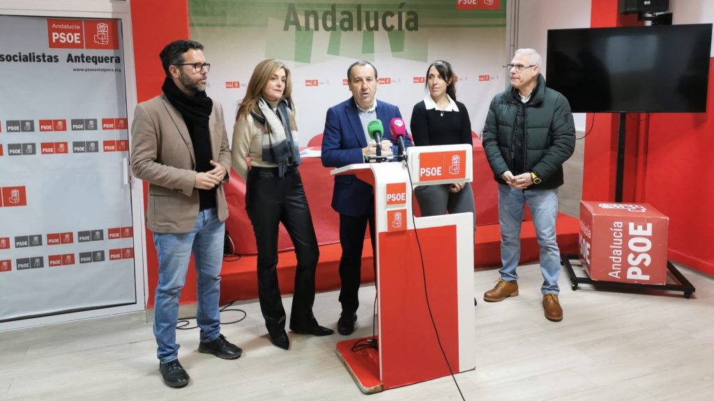 20260109 José Luis Ruiz Espejo, secretario general del PSOE de Antequera, junto a miembros del partido en la sede local